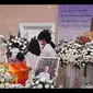 Pelukan Erat Sharena Delon, Dewi Lestari dan Anak-Anak Saat Upacara Tutup Peti Jenazah Reza Gunawan. (YouTube Intens Investigasi)