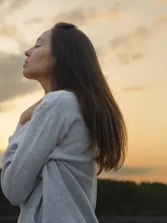 Menjaga hubungan sosial bukan hanya soal memiliki banyak teman, tetapi juga tentang tetap terhubung dengan orang-orang yang membuat kita merasa didukung dan dihargai. Kebiasaan sederhana ini ternyata dapat membantu menjaga kesehatan mental. (Foto/Dok: Magnific)