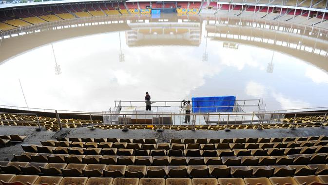 Sardar Patel Gujarat Stadium terendam air. (AFP/Sam Panthaky)
