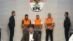 Gubernur Riau Abdul Wahid (tengah belakang) menggunakan rompi tahanan saat dihadirkan pada rilis penetapan sekaligus penahanan usai menjalani pemeriksaan di Gedung Merah Putih Komisi Pemberantasan Korupsi (KPK), Jakarta, Rabu (5/11/2025). Penahanan ini dilakukan setelah Abdul Wahid terjaring dalam Operasi Tangkap Tangan (OTT) KPK pada Senin 3 November 2025. (merdeka.com/Arie Basuki)