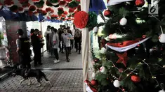 Tim Gegana dan K9 Polda Metro Jaya melakukan penyisiran jelang Misa Natal di Gereja Katedral, Jakarta, Senin (24/12). Sterilisasi di luar dan dalam gereja tersebut untuk menjaga keamanan saat Misa Natal. (Merdeka.com/Iqbal Nugroho)