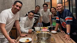 Selain Sule dan Habib Ja'far, terlihat pula El Rumi, Yono Bakrie, dan Dustin Tiffani turut hadir dalam acara sahur tersebut. Mereka tampak menikmati hidangan sahur yang lezat sambil bercanda dan bercerita. Kehadiran Raffi Ahmad dalam acara ini pun bukan hanya sekadar untuk bersantap sahur, tetapi juga untuk syuting acara di Taulany TV. (Liputan6.com/IG/@raffinagita1717)