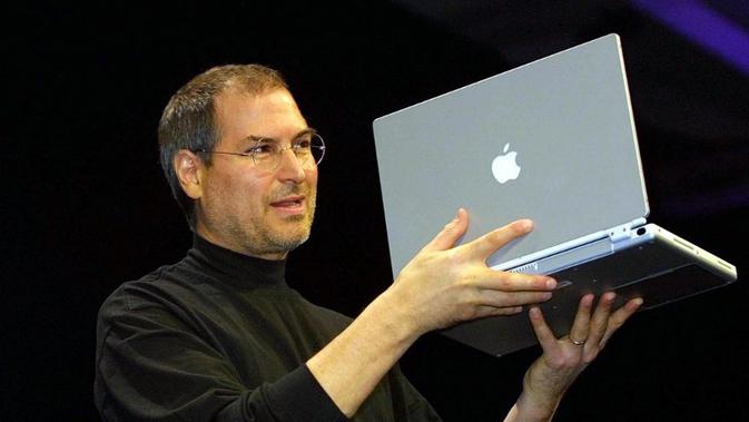 Steve Jobs memamerkan G4 Powerbook pada tahun 2001. Foto diambil pada Januari 2001 saat pameran MacWorld Expo di  San Francisco,California (AFP PHOTO/John G. MABANGLO)