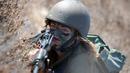 Aksi seorang tentara wanita Israel dari Batalion Bardalas saat menjalani latihan di sebuah kamp militer di dekat Yoqne'am Illit, Israel Utara, (13/9). Batalion Bardales resmi beroperasi pada Juli 2015. (AFP Photo/Jack Guez)