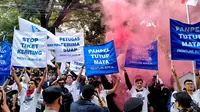 Bobotoh menggelar aksi unjuk rasa di Graha Persib, Jalan Sulanjana, Kota Bandung, Selasa (21/6/2022). (Foto: Liputan6.com/Huyogo Simbolon)
