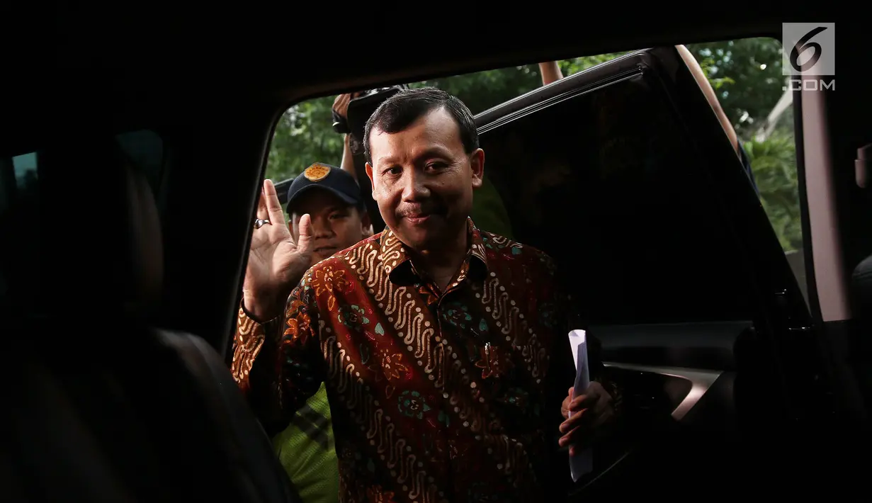 Sekretaris Daerah (Sekda) Jawa Barat Iwa Karniwa memasuki kendaraan usai menjalani pemeriksaan di Gedung KPK, Jakarta, Kamis (29/11). Iwa diperiksa sebagai saksi kasus suap pengurusan izin pembangunan Meikarta. (Liputan6.com/Herman Zakharia)
