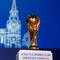Trofi Piala Dunia ditampilkan dalam kongres FIFA di Moskow, Rusia, Rabu (13/6). Sebagian pengamat memprediksi Maroko akan gagal untuk menjadi tuan rumah Piala Dunia 2026. (AP Photo/Pavel Golovkin)