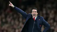 Aksi pelatih Arsenal, Unai Emery saat timnya meladeni perlawanan Wolverhampton pada laga lanjutan Premier League, yang berlangsung Minggu (11/11) di stadion Emirates. Arsenal ditahan imbang Wolverhampton 1-1. (AFP/Daniel Olivas)