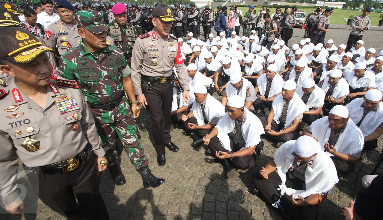 Kapolri Jenderal Tito Karnavian bersama Panglima TNI Jenderal Gatot Nurmantyo meninjau Brimob bersorban putih saat apel kesiapsiagaan pengamanan tahap kampanye Pilkada Serentak 2017 di Silang Monas, Jakarta, Rabu (2/11). (Liputan6.com/Immanuel Antonius)