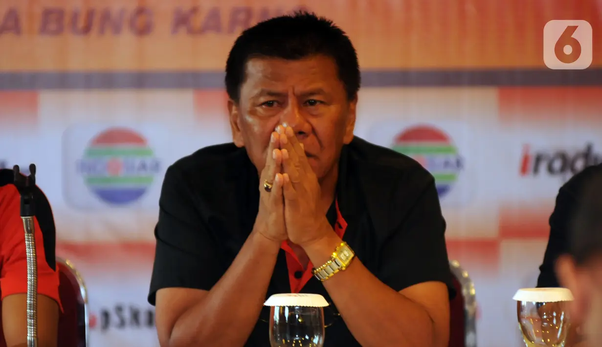 Sejumlah klub yang pernah Benny Dollo tangani seperti Pelita Jaya, Persita Tangerang, Persitara Jakarta Utara, Persma Manado, Arema Malang, Persija Jakarta, Mitra Kukar, dan Sriwijaya FC. (Liputan6.com/Helmi Fithriansyah)