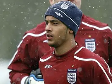 England Striker Theo Walcott warms up preparations for the March 26 international friendly match against France at London Colney, North London, on March 24, 2008. AFP PHOTO/GLYN KIRK 