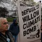 Demonstran berkumpul di dekat Gedung Putih Washington, D.C. pada 3 Maret 2023, menuntut agar Presiden Biden menghentikan Rencana Pembangunan Utama Willow. (Sumber: CNN)