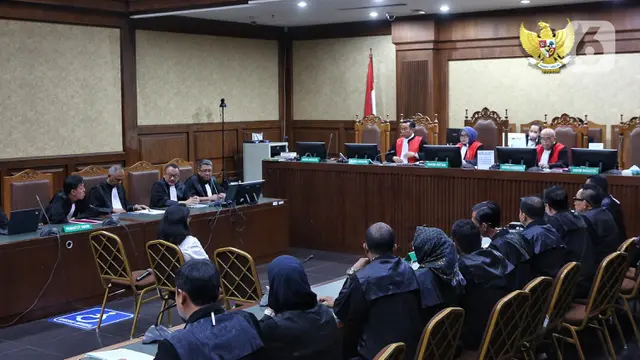Lisa Rachmat Didakwa Suap Tiga Hakim PN Surabaya