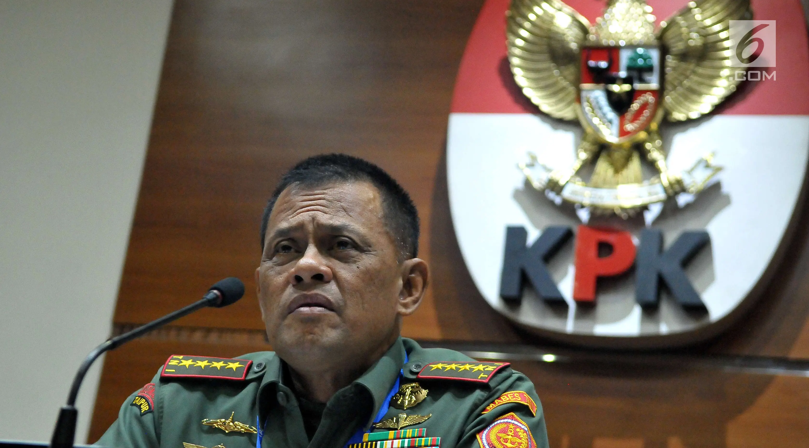 Panglima TNI Jenderal TNI Gatot Nurmantyo memberi keterangan kasus dugaan pembelian helikopter AW 101, Jakarta, Jumat (26/5). POM TNI menetapkan tiga tersangka yaitu Marsma TNI Fachri Adamy, Letkol (Adm) WW dan Pelda SS. (Liputan6.com/Helmi Afandi)