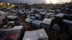 Warga Palestina yang mengungsi akibat pemboman Israel di Jalur Gaza terlihat di tenda-tenda di Kota Khan Younis, Rabu (13/12/2023). Serangan Israel mulai menargetkan kota utama di selatan Gaza, yaitu Khan Younis dan Rafah. (AP Photo/Mohammed Dahman)
