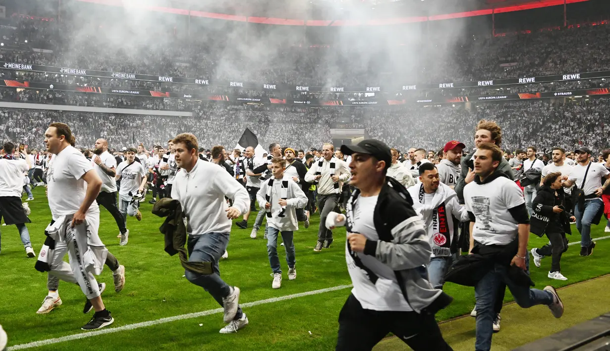 <p>Bertindak sebagai tuan rumah dan di dukung fans fanatik, wakil Jerman itu sukses memenangkan laga lewat gol tunggal Rafael Borre pada menit 26. (AFP/ Christof Stache)</p>