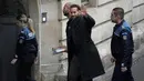 Andrew Tate (ketiga kanan) dan saudaranya Tristan (kedua kanan) dibawa dibawa oleh polisi ke Pengadilan Banding di Bukares, Rumania, Selasa (10/1/2023). Putusan dari Pengadilan Banding Bucharest diperkirakan akan keluar pada Selasa malam, kata Eugen Vidineac, pengacara Rumania yang mewakili Tate, kepada The Associated Press. (AP Photo/Vadim Ghirda)