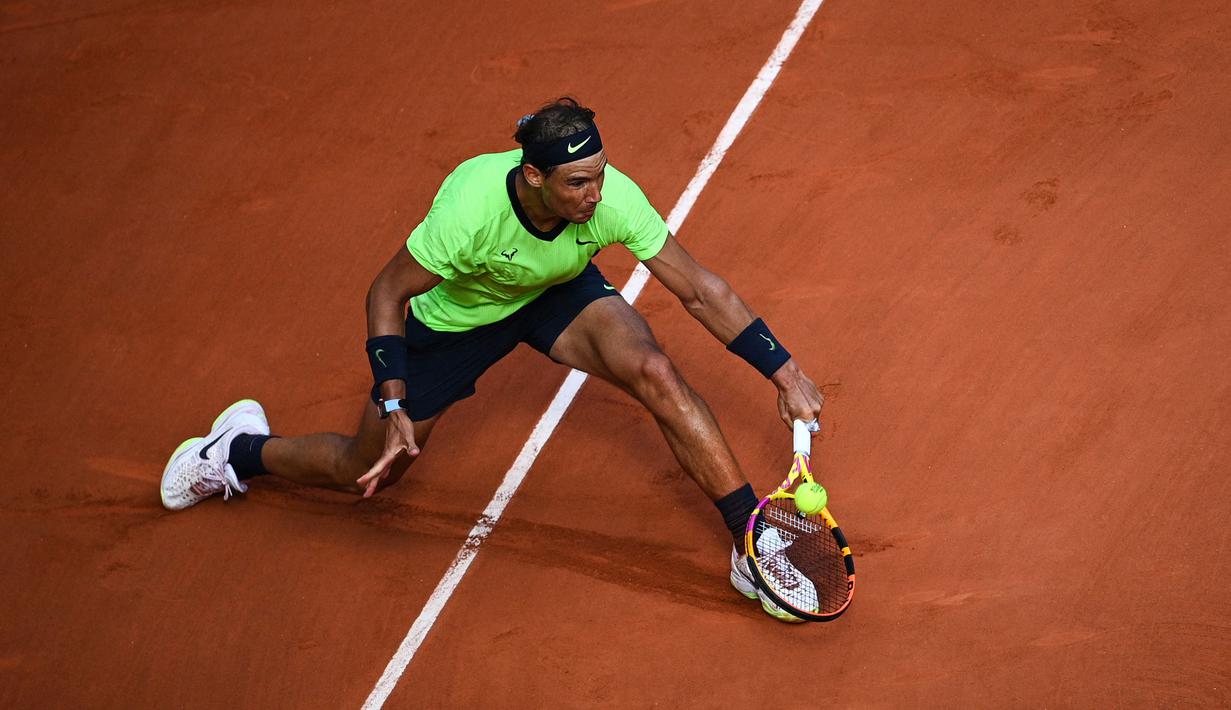 Pemain Spanyol ini sebenarnya pernah mengalahkan Schwartzman sebanyak dua kali tetapi kali ini Schwartzman lebih percaya diri dengan mendominasi reli yang lebih panjang dan dapat mengekspos celah permainan Nadal. Pada akhirnya Nadal sukses meraih kemenangan. (Foto: AFP/Anne-Christine Poujoulat)