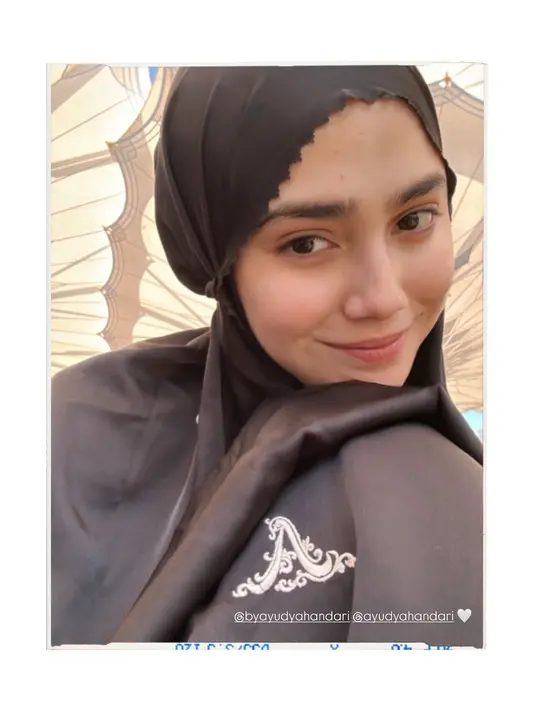 Foto close up juga dibagikan Syifa Hadju saat kenakan mukena hitam karya Ayu Dyah Andari [@syifahadju]