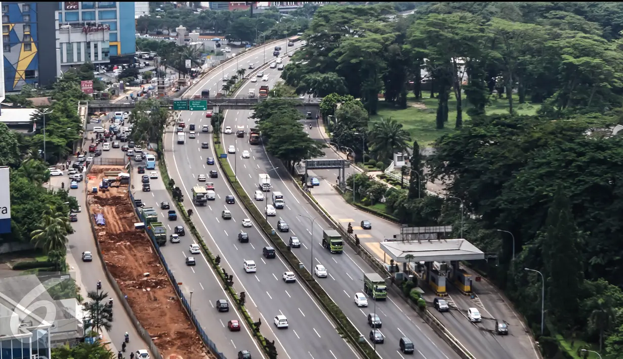 Arus balik long weekend di Jalan Tol Lingkar Luar Jakarta-Serpong terlihat ramai, Minggu (27/3). Kepadatan arus balik diprediksi mencapai puncaknya pada malam hari. (Liputan6.com/Fery Pradolo)