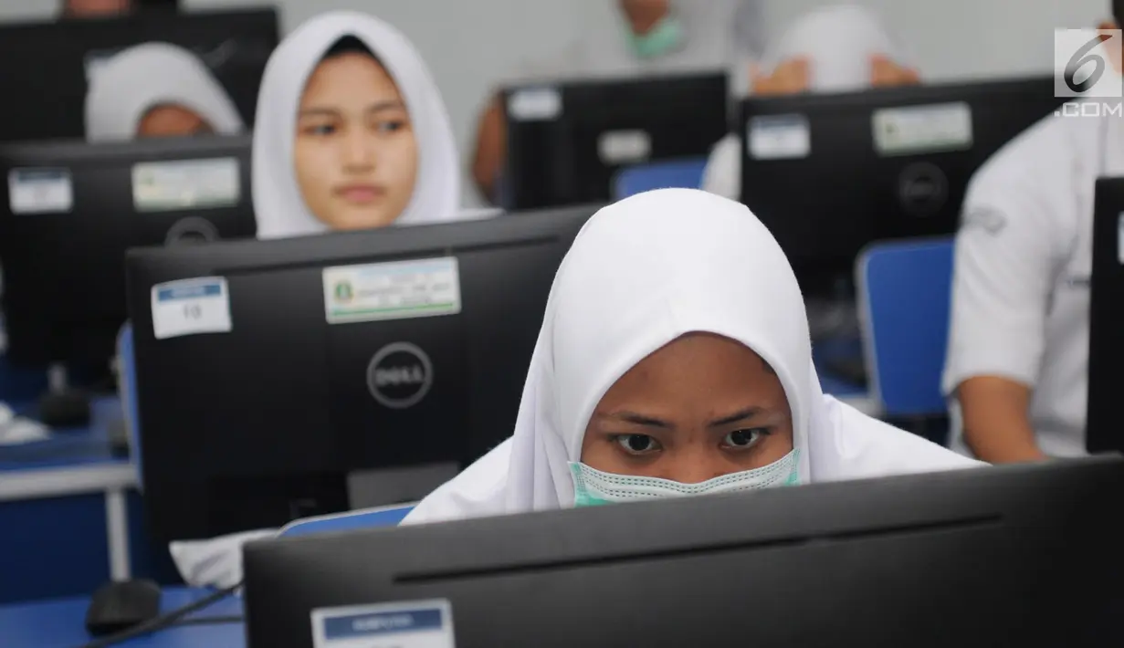Sejumlah siswa mengikuti ujian nasonal berbasis komputer (UNBK) di SMA 12 Cilenggang, Serpong, Tangerang, Senin (9/4). UNBK sekolah menengah atas (SMA) dan madrasah aliyah (MA) berlangsung dari 9-12 April 2018. (Merdeka.com/Arie Basuki)