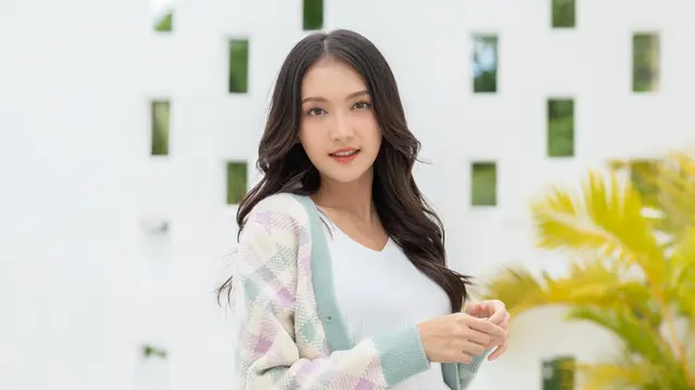 tersenyum serius dewasa