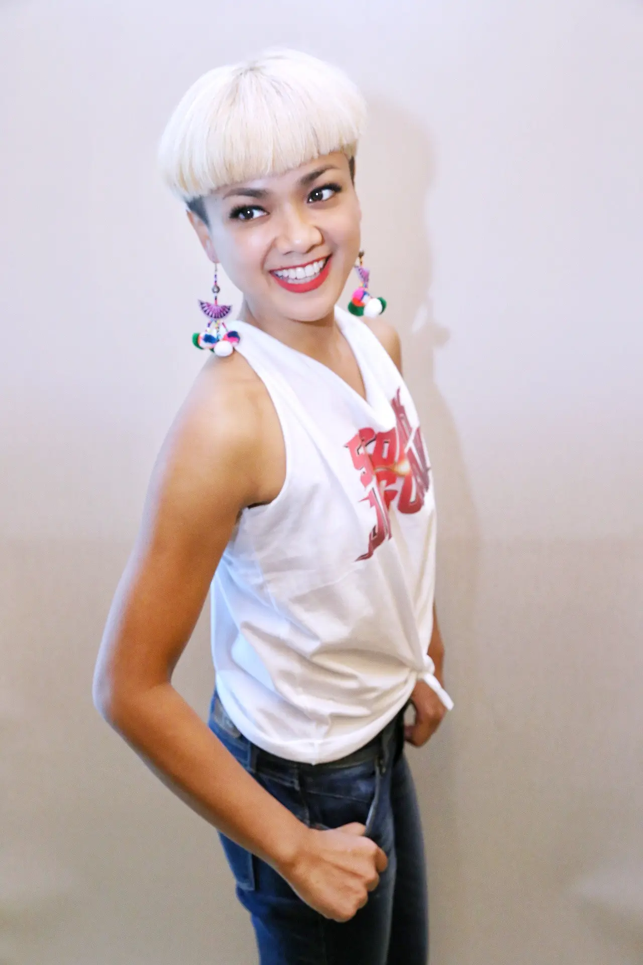 Mengambil keputusan untuk mengubah gaya rambut menjadi bondol dan berwarna pirang, ternyata ini merupakan tuntutan peran untuk Nirina dalam bermain di film bertajuk 5 Cowok Jagoan. (Adrian Putra/Bintang.com)