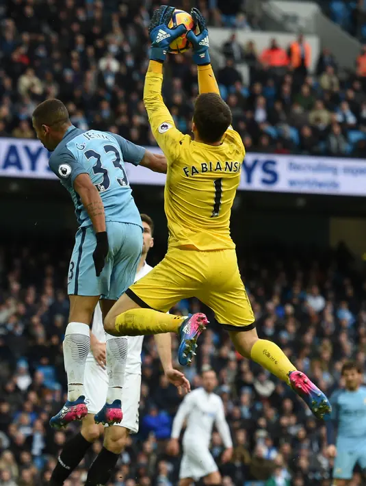 Gabriel Jesus berusaha menyundul bola saat bertanding melawan Swansea City pada liga Inggris di Stadion Etihad, Manchester (6/2). Gabriel Jesus menjadi pahlawan usai mencetak dua gol dan membawa City meraih tiga poin penuh. (AFP Photo / Paul Ellis)