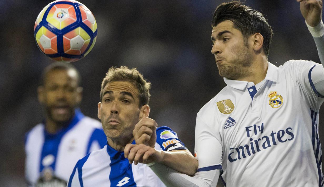 Bek Deportivo, Navarro, berebut bola dengan striker Real Madrid, Alvaro Morata, pada laga La Liga di Stadion Riazor, La Coruna, Rabu (26/4/2017). Deprtivo kalah 2-6 dari Madrid. (AP/Lalo R Villar)