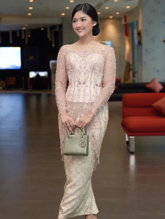 Kebaya modern seperti yang dikenakan Erina Gudono pun bisa menjadi pilihan untuk tampil lebih formal. (@erinagudono)