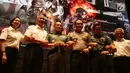 KSAD Jenderal TNI Mulyono bersama Wakapolri Komjen Syafruddin melakukan foto bersama dalam acara pemberian hadiah lomba tembak AARM-27/2017 dan AASAM 17 di Jakarta, Rabu (27/12). (Liputan6.com/Johan Tallo)