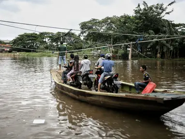 Perahu eretan masih menjadi primadona pemotor untuk mempersingkat jarak dan waktu dari Teluk Gong menuju Pluit, Jakarta, Rabu (10/2/2016). Pemotor hanya dikenakan biaya Rp 2000 untuk sekali penyebrangan. (Liputan6.com/Faizal Fanani)