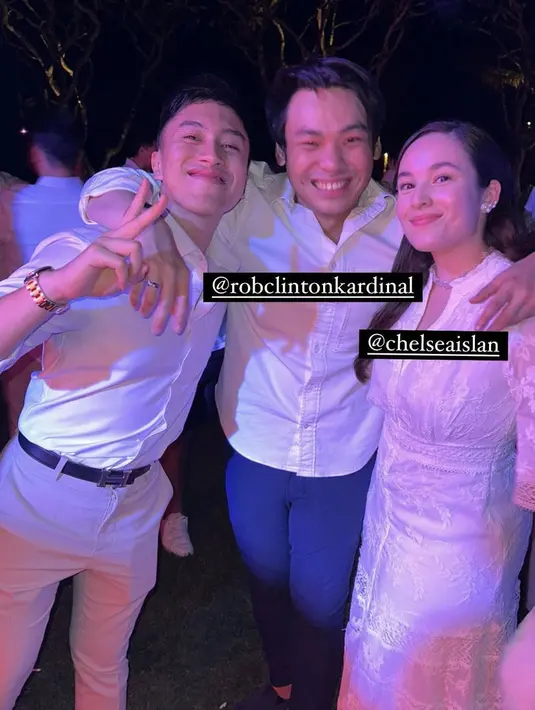 Chelsea Islan pun hadir dengan dress putih yang memiliki detail bordiran. Ia pun mengenakan aksesori kalung dan anting-antingnya. @ragahdo.