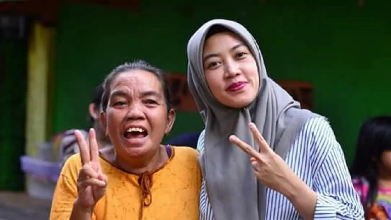 Calon Wakil Walikota Cantik Makassar, Indira Mulyasari Paramastuti saat berpose dengan warga (Liputan6.com/ Eka Hakim)
