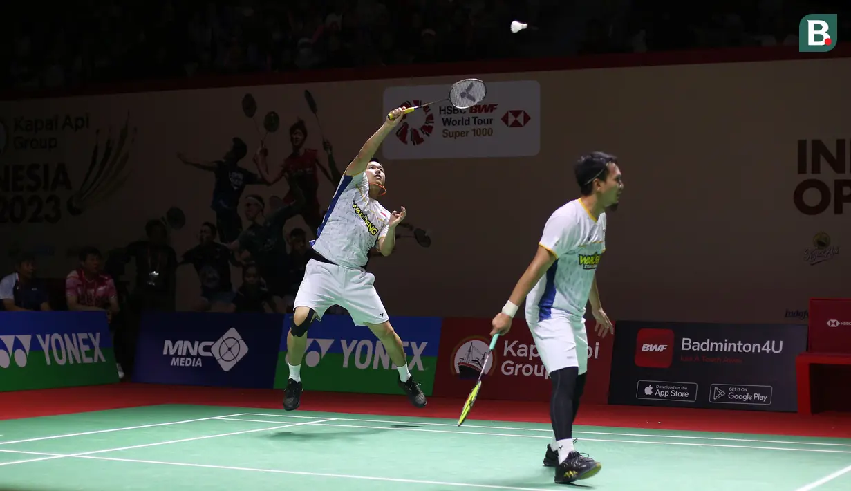 <p>Ganda putra Indonesia, Mohammad Ahsan/Hendra Setiawan saat menghadapi ganda putra Thailand, Supak Jomkoh/Kittinupong Kedren pada laga babak 32 besar Kejuaraan bulu tangkis Indonesia Open 2023 di Istora Senayan, Jakarta, Rabu (14/6/2023). Mohammad Ahsan/Hendra Setiawan menang dua game langsung 21-16, 21-17. (Bola.com/Bagaskara Lazuardi)</p>