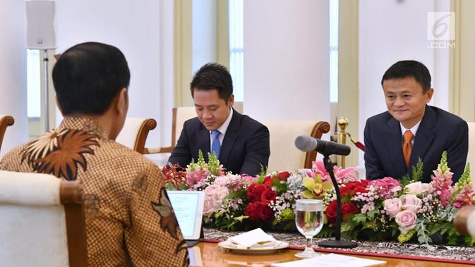 Presiden Joko Widodo berbincang dengan CEO Alibaba Jack Ma di Istana Bogor, Jawa Barat, Sabtu (1/9). Tujuan membuat Jack Ma Institut di Indonesia untuk mengembangkan sumber daya manusia dalam bidang ekonomi digital. (Liputan6.com/Pool/Biro Pers Setpres)