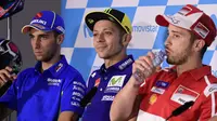 Pebalap Movistar Yamaha, Valentino Rossi, bersama pebalap lainnya menghadiri jumpa pers jelang GP Aragon di Alcaniz, Aragon, Kamis (21/9/2017). Rossi dinyatakan lolos tes medis untuk mengikuti balapan MotoGP Aragon. (AFP/Javier Soriano)