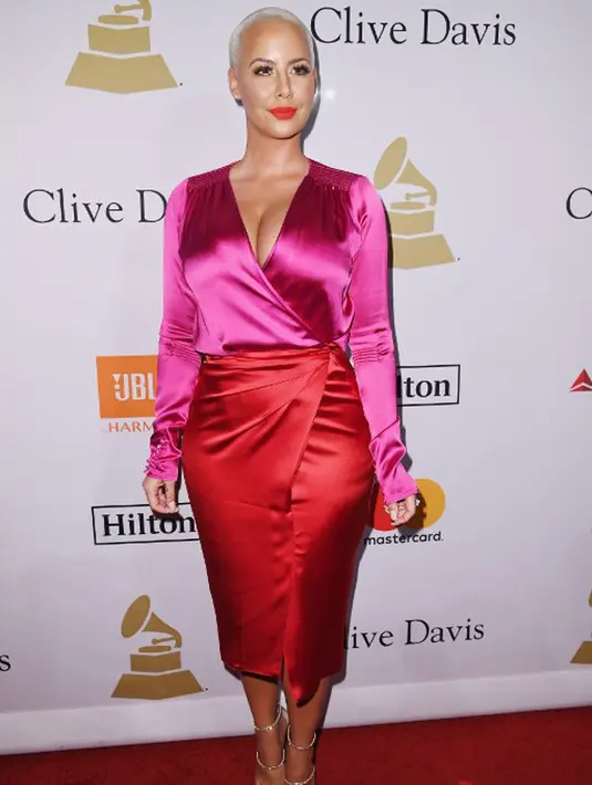 Melansir Ace Showbiz, Amber Rose yang baru dua bulan putus dengan Valentin, kini terlihat menggandeng mesra The hunky man saat meninggalkan klub malam Warwick. Keduanya berada di tengah keramaian. (AFP/Bintang.com)