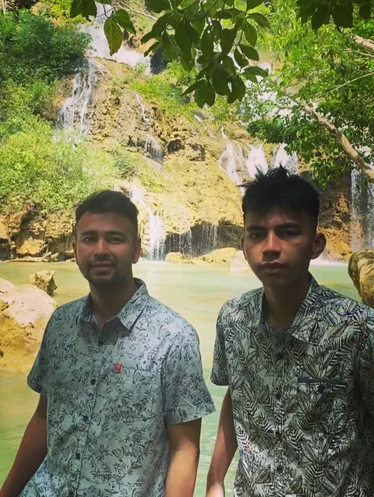 Beberapa kali aktor sekaligus presenter berusia 33 tahun itu mengunggah momen ia bersama "kembarannya" pakai baju couple selama di Sumba.(Liputan6.com/IG/@raffinagita1717)