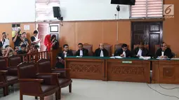 Tim kuasa hukum mantan Ketum PPP Romahurmuziy alias Rommy menghadiri sidang perdana praperadilan di Pengadilan Negeri Jakarta Selatan, Senin (22/4). Sidang ditunda selama dua pekan karena KPK, selaku tergugat, mengaku masih mengumpulkan bukti-bukti. (Liputan6.com/Immanuel Antonius)
