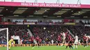 Bek Manchester United, Harry Maguire, menyundul bola saat melawan Bournemouth pada laga Premier League di Stadion Vitality, Bournemouth, Sabtu (2/10). Bournemouth menang 1-0 atas MU. (AFP/Glyn Kirk)