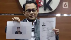 Pelaksana tugas (Plt) Juru Bicara KPK, Ali Fikri menunjukkan data diri Bupati Tanah Bumbu periode 2010-2015 dan 2016-2018, Mardani H. Maming saat mengumumkan status Daftar Pencarian Orang (DPO), Gedung KPK, Jakarta, Selasa (26/7/2022). KPK menetapkan politikus Partai Demokrasi Indonesia Perjuangan (PDI-P) Mardani H Maming masuk dalam Daftar Pencarian Orang (DPO) atau buronan. (Liputan6.com/Helmi Fithriansyah)