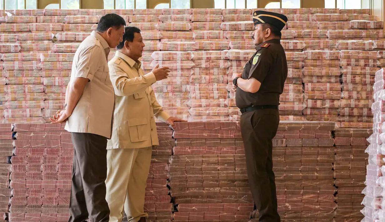 Presiden Prabowo menyaksikan langsung penyerahan uang sebanyak Rp13,255 triliun kepada negara dari Kejaksaan Agung Republik Indonesia di Jakarta pada Senin 20 Oktober 2025. (BAY ISMOYO/AFP)