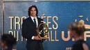 Penyerang PSG Edinson Cavani memegang trofi Pemain Terbaik Liga Prancis pada upacara penghargaan yang digelar UNFP di Pavillon d'Armenonville, Paris, Senin (15/5). Cavani sukses mencetak 35 gol dalam 35 pertandingan di Ligue 1. (FRANCK FIFE/AFP)