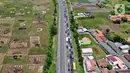 <p>Foto udara memperlihatkan kemacetan yang terjadi dalam Tol Tangerang-Merak, Banten, Jumat (29/4/2022). Kemacetan sepanjang 7 Kilometer mengular hingga ke dalam tol akibat lonjakan pemudik yang hendak menyeberang ke Pulau Sumatera melalui Pelabuhan Merak. (Liputan6.com/Angga Yuniar)</p>