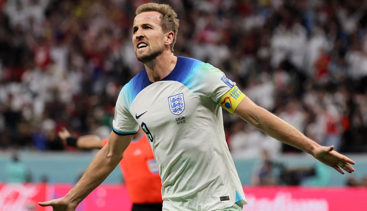 Harry Kane yang hingga kini menjabat kapten utama Timnas Inggris, mulai dipercaya menyandang ban kapten Three Lions sejak 2018 menggantikan Jordan Henderson. Beberapa nama yang pernah menggantikannya jika ia absen bermain adalah Jordan Henderson, Gary Cahill, Eric Dier, Raheem Sterling, Harry Maguire, Kieran Trippier dan Marcus Rashford. (AFP/Jack Guez)