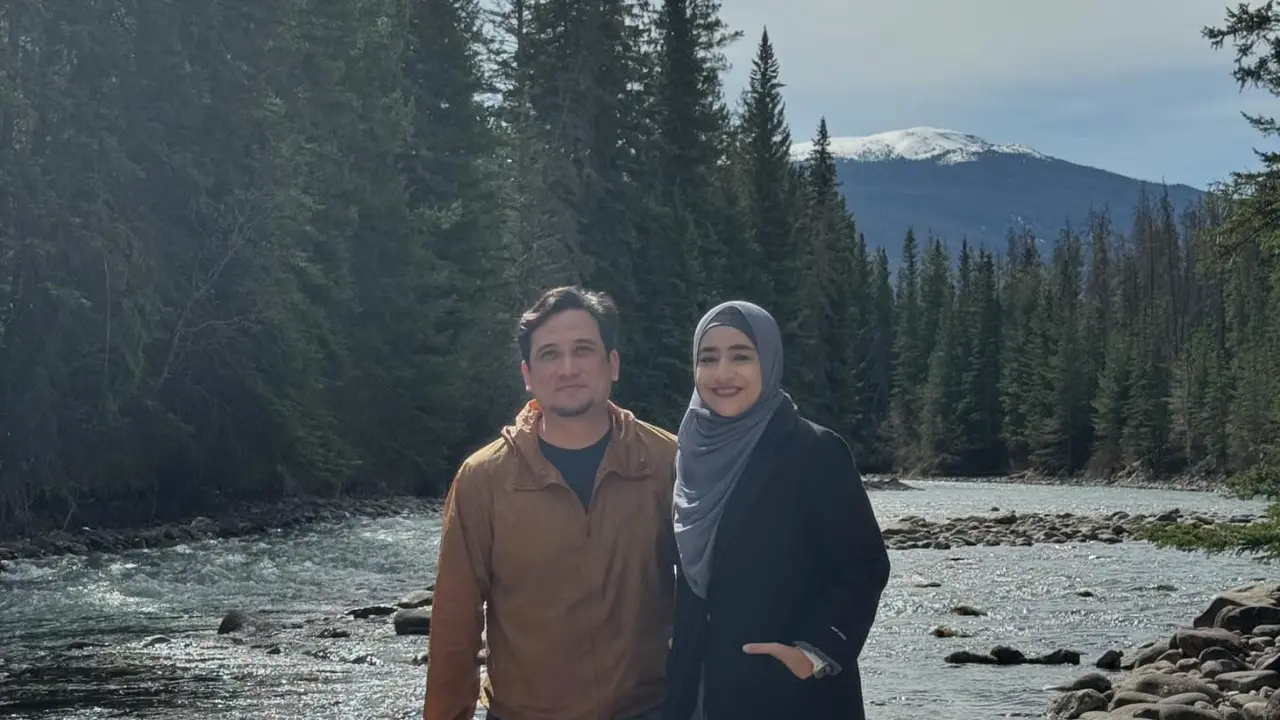 7 Potret Cindy Fatikasari dan Tengku Firmansyah Piknik di Kanada dengan Pemandangan Indah