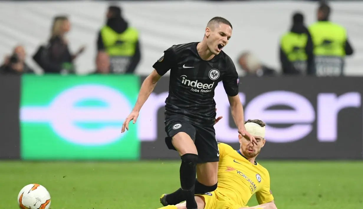 Gelandang Chelsea, Jorginho melanggar Mijat Gacinovic pada leg 1, semifinal Liga Europa yang berlangsung di Stadion Commerzbank Arena, Frankfurt, Jumat (3/5). Chelsea imbang 1-1 kontra Eintracht Frankfurt. (AFP/Arne Dedert)