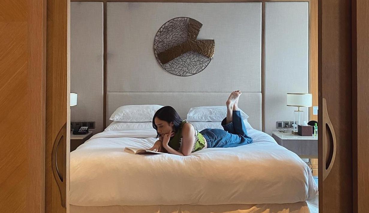 Perempuan keturunan Jerman dan Indonesia ini suka menghabiskan waktu santainya dengan bersantai. Saat bersantai, Tatjana Saphira memilih untuk membaca buku. Gayanya baca buku ini terlihat fokus. (Liputan6.com/IG/@tatjanasaphira)