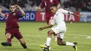 Gelandang Timnas Indonesia, Todd Rivaldo, menggocek pemain Qatar pada laga AFC U-19 Championship di SUGBK, Jakarta, Minggu (21/10). Indonesia kalah 5-6 dari Qatar. (Bola.com/Vitalis Yogi Trisna)